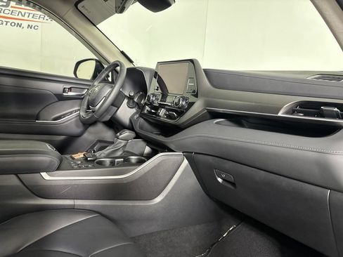 Used 2024 Toyota Highlander XLE AWD/4WD image 36