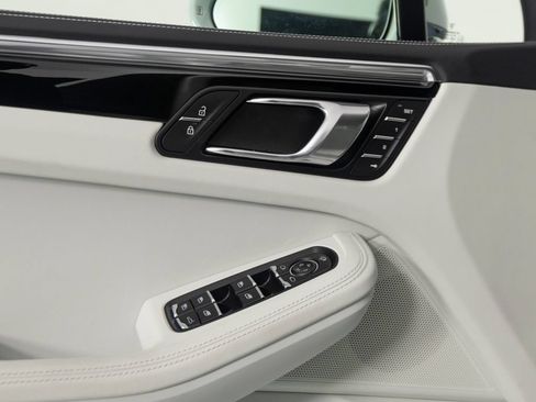 Certified 2026 Porsche Macan AWD/4WD image 18
