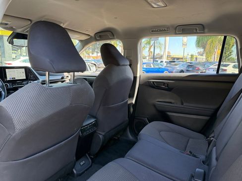 Used 2023 Toyota Highlander L image 16