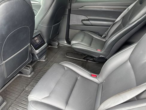 Used 2022 Tesla Model X Plaid image 11