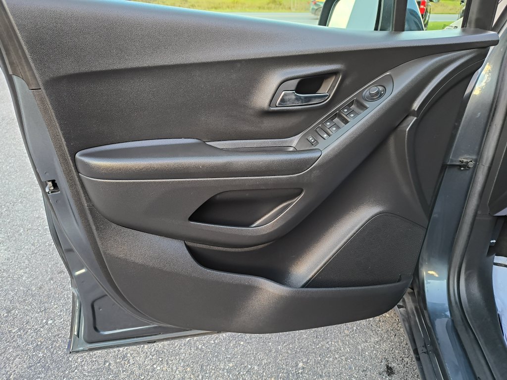 Used 2022 Chevrolet Trax LT w/ LT Convenience Package AWD/4WD image 10