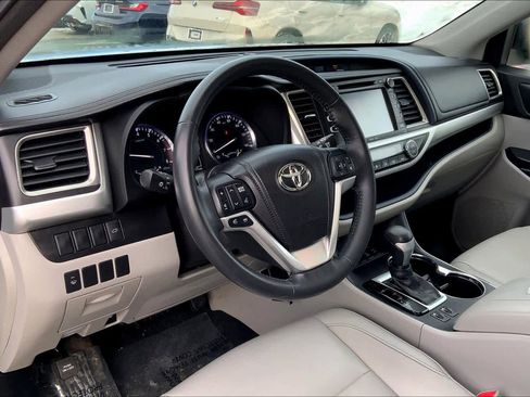 Used 2015 Toyota Highlander XLE image 17