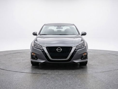 Used 2025 Nissan Altima 2.5 SV FWD image 2