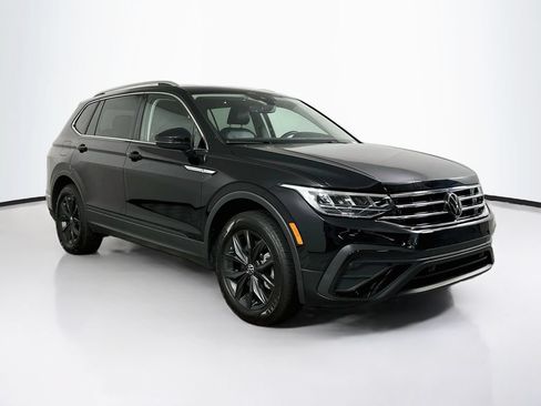 Used 2024 Volkswagen Tiguan SE w/ Panoramic Sunroof Package FWD image 2