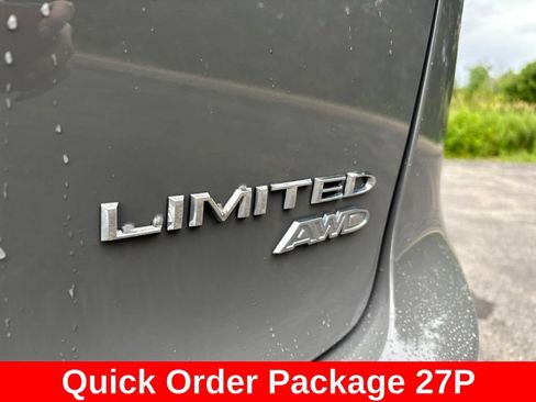 Used 2023 Chrysler Pacifica Limited AWD/4WD image 12