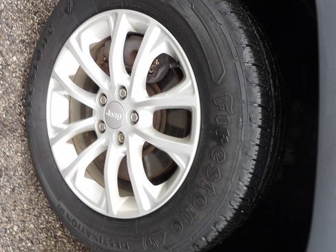 Used 2020 Jeep Cherokee Latitude AWD/4WD image 5