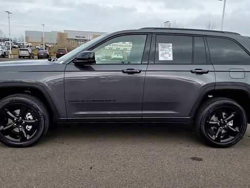 New 2025 Jeep Grand Cherokee Altitude image 5