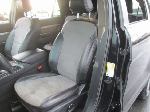 Used 2017 Ford Explorer XLT w/ Equipment Group 202A image 16