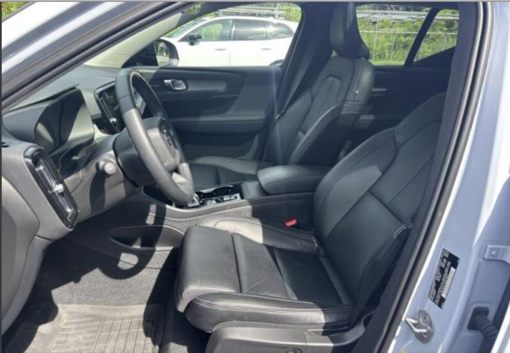 Used 2024 Volvo XC40 B5 Plus w/ Protection Package Premier AWD/4WD image 3