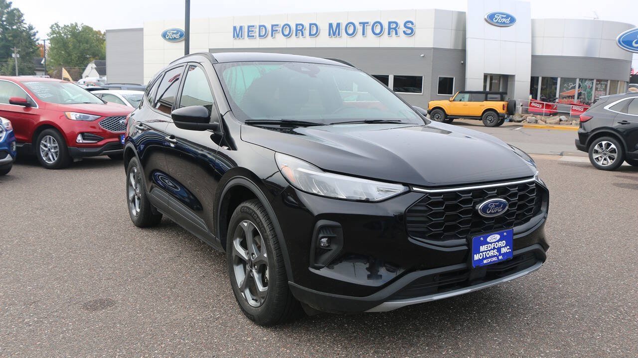 Used 2025 Ford Escape ST-Line Select AWD/4WD image 2