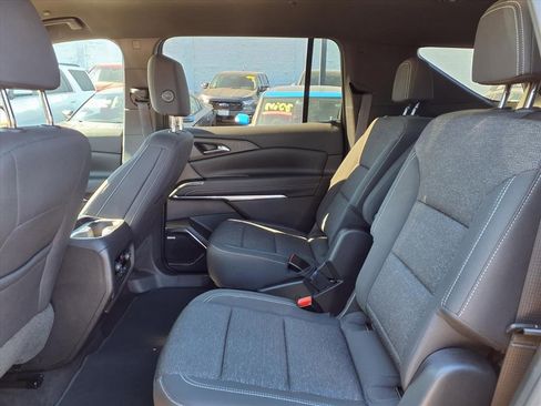 Used 2025 Chevrolet Traverse LT w/ Enhanced Driving Package image 17