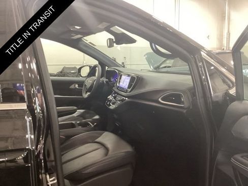 Used 2025 Chrysler Pacifica Select AWD/4WD image 11
