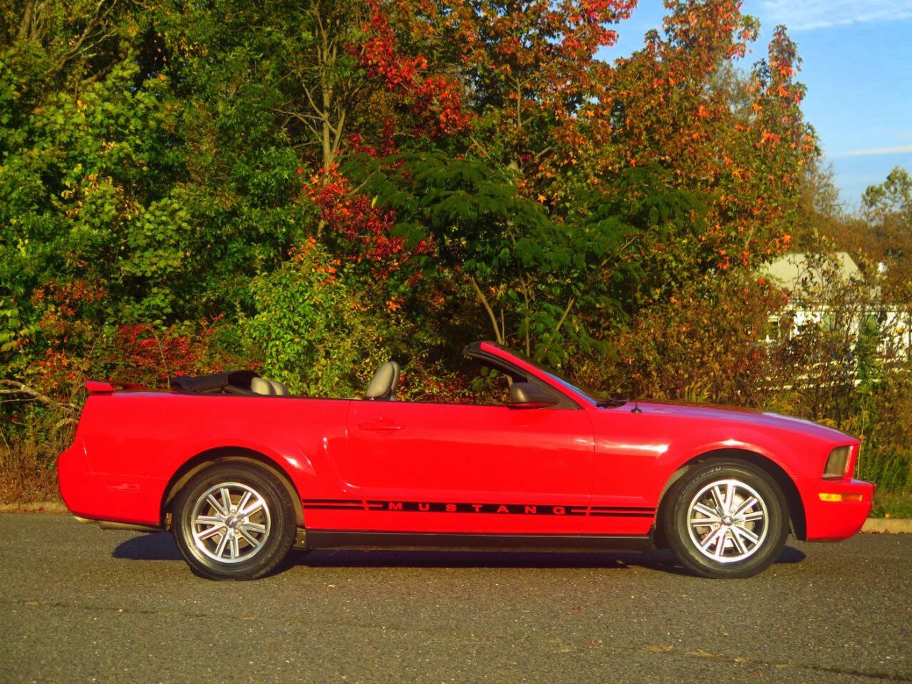 Used 2005 Ford Mustang Convertible RWD image 26