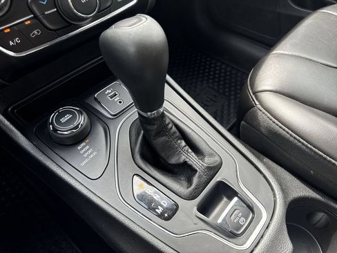 Used 2019 Jeep Cherokee Latitude Plus w/ Cold Weather Group AWD/4WD image 15