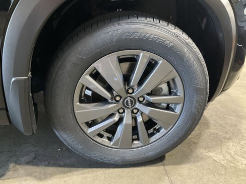 Used 2025 Nissan Pathfinder SV w/ Black Appearance Package image 12