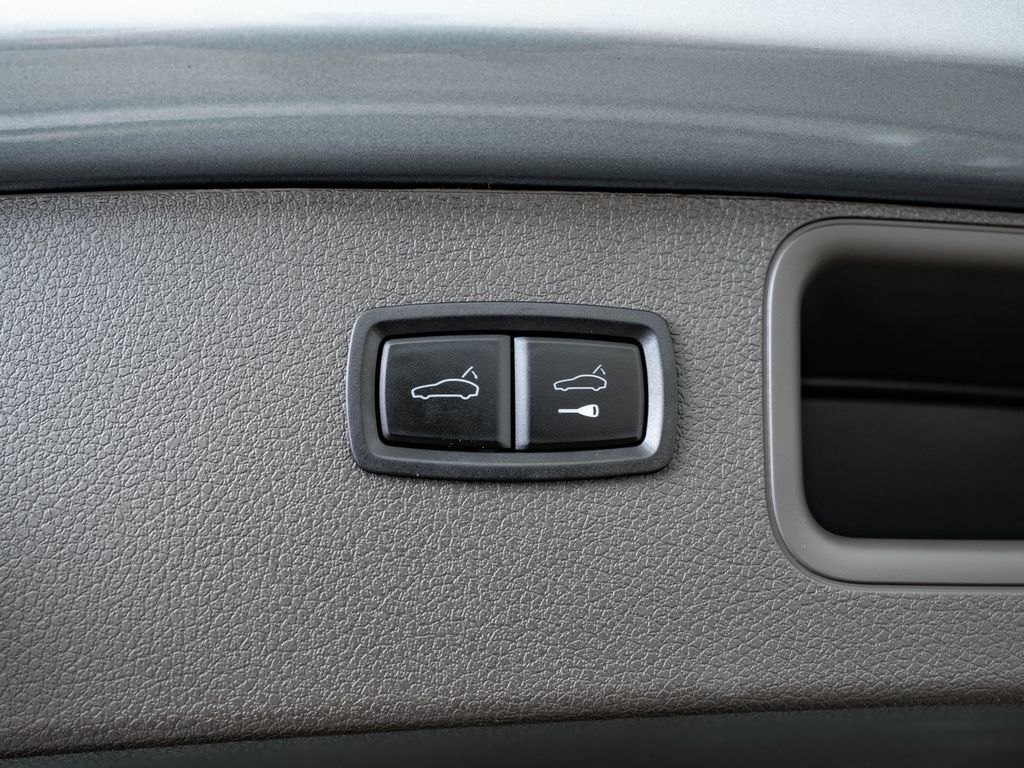 Certified 2025 Porsche Macan AWD/4WD image 22