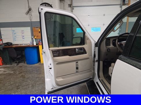 Used 2015 Lincoln Navigator 4WD image 20