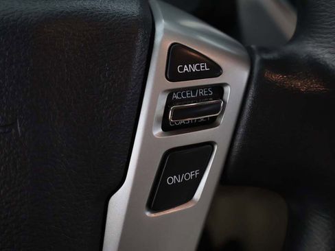 Used 2017 Nissan Titan SV image 39