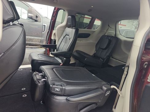Used 2020 Chrysler Voyager Lxi image 9