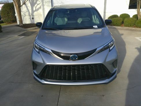 Used 2021 Toyota Sienna XSE image 3
