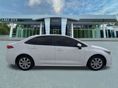 Used 2022 Toyota Corolla LE FWD image 2