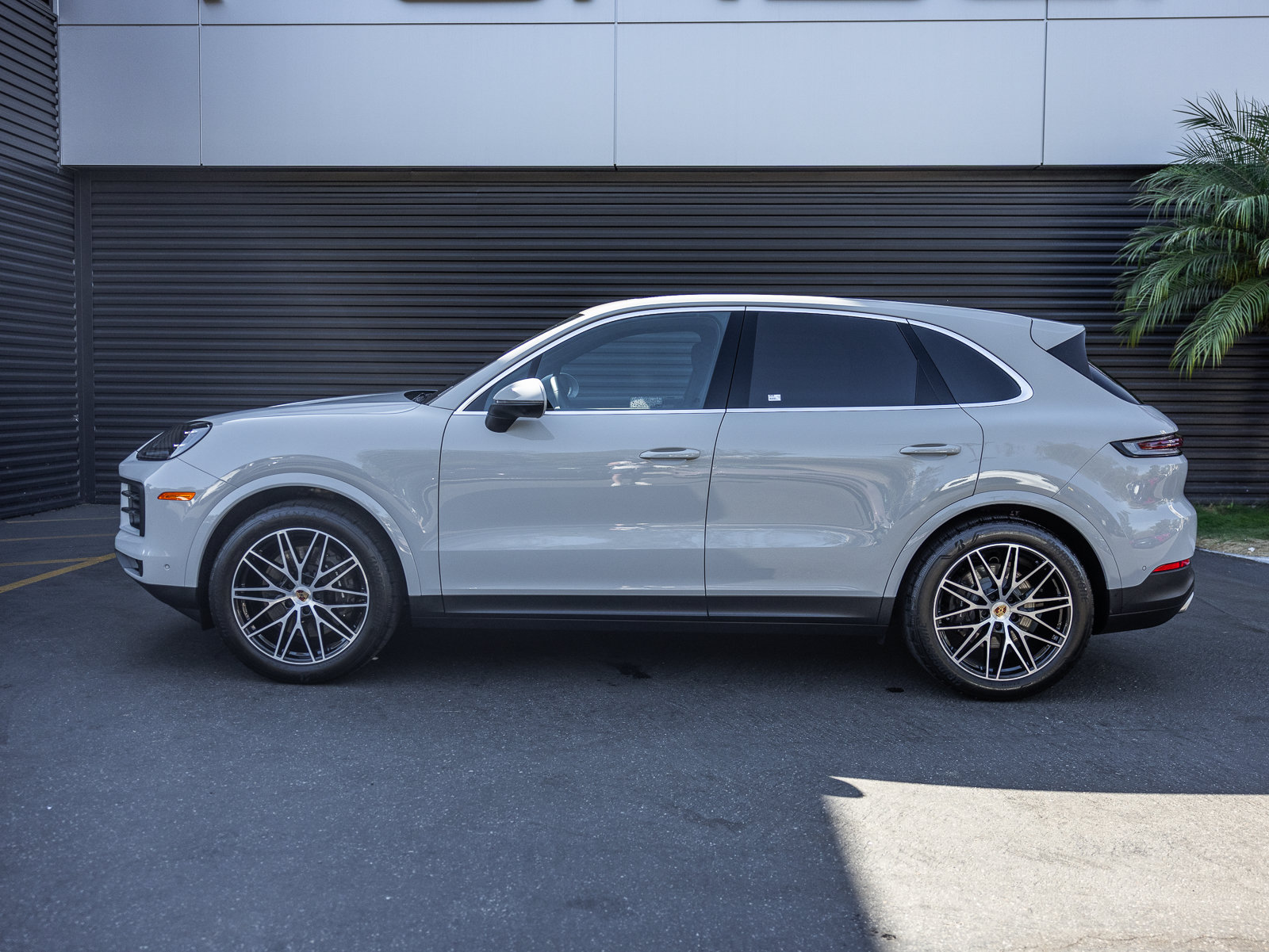 Certified 2025 Porsche Cayenne AWD/4WD image 2