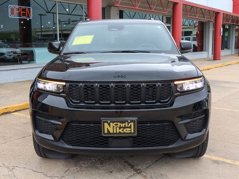 Used 2023 Jeep Grand Cherokee Altitude image 3