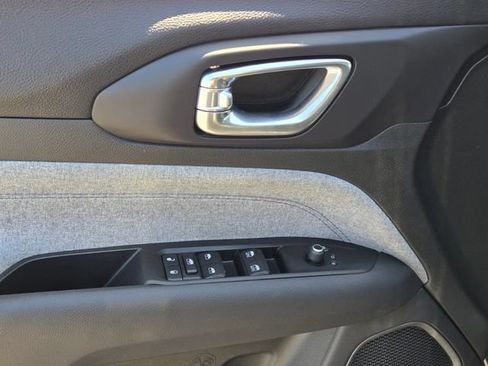 Used 2022 Jeep Compass Latitude FWD image 17