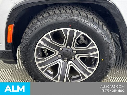 Used 2024 Jeep Wagoneer L Series II RWD image 15