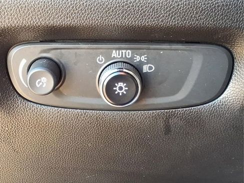 Used 2023 Chevrolet Traverse LT FWD image 16