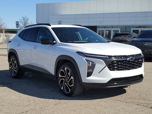 Used 2024 Chevrolet Trax RS w/ Sunroof Package image 2