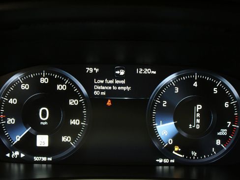 Used 2017 Volvo S90 T6 Momentum w/ Vision Package image 28