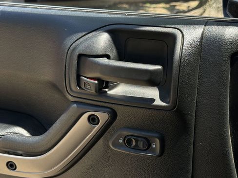 Used 2018 Jeep Wrangler Unlimited Sahara AWD/4WD image 22