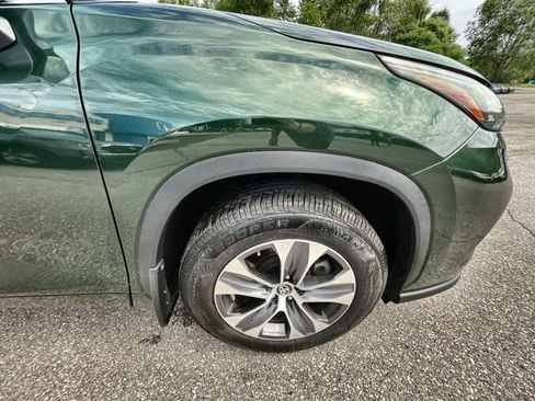 Used 2024 Toyota Highlander XLE AWD/4WD image 21