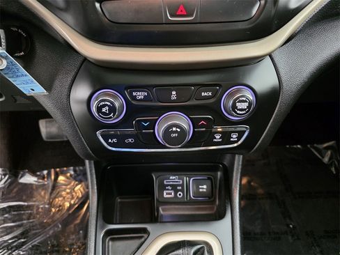 Used 2017 Jeep Cherokee Latitude w/ Comfort & Sound Group image 25