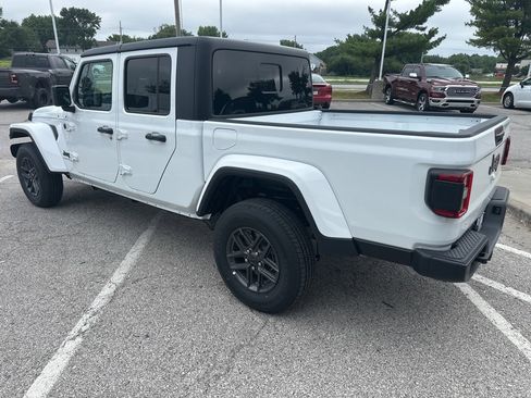 New 2025 Jeep Gladiator Sport image 22