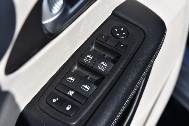 Used 2024 Chrysler Pacifica Touring-L FWD image 8