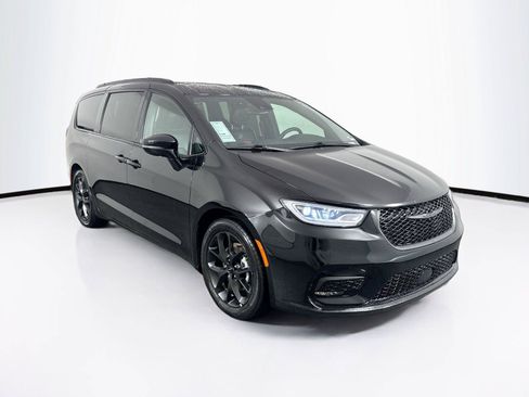 Used 2025 Chrysler Pacifica Limited FWD image 10