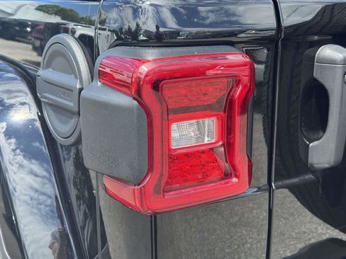 Used 2022 Jeep Wrangler Unlimited Sahara w/ LED Lighting Group AWD/4WD image 11