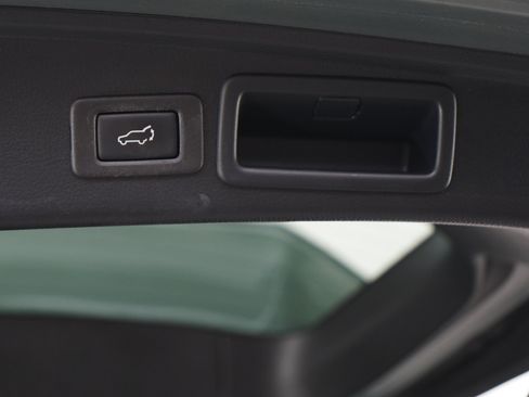 Used 2016 Subaru Forester 2.5i Limited AWD/4WD image 9