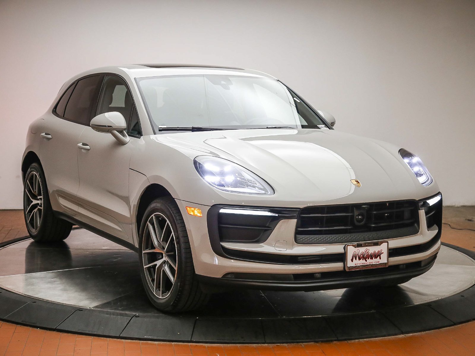 Certified 2026 Porsche Macan AWD/4WD image 3