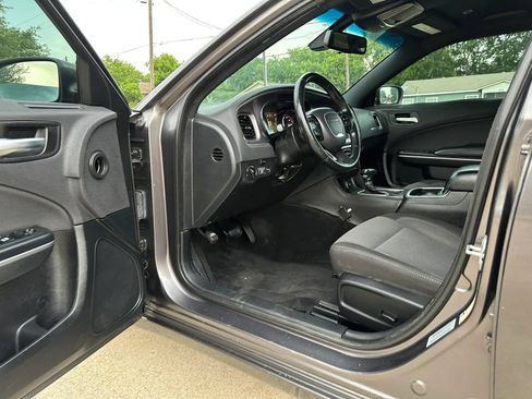 Used 2017 Dodge Charger SE RWD image 10