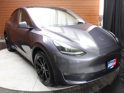 Used 2023 Tesla Model Y Long Range image 10