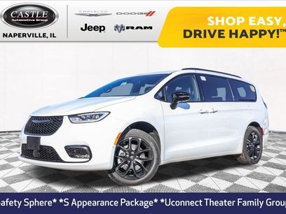 New 2026 Chrysler Pacifica Limited w/ Uconnect Theater Family Group