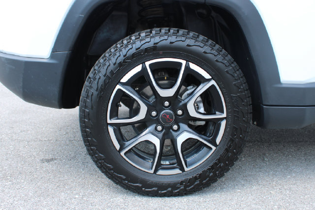 Used 2025 Jeep Compass Trailhawk w/ Trailhawk Convenience Group AWD/4WD image 35