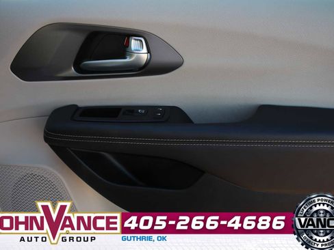 Used 2024 Chrysler Pacifica Touring-L image 14