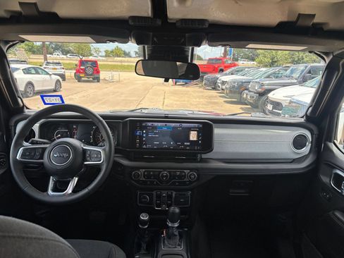 Used 2025 Jeep Wrangler Unlimited Sahara AWD/4WD image 32