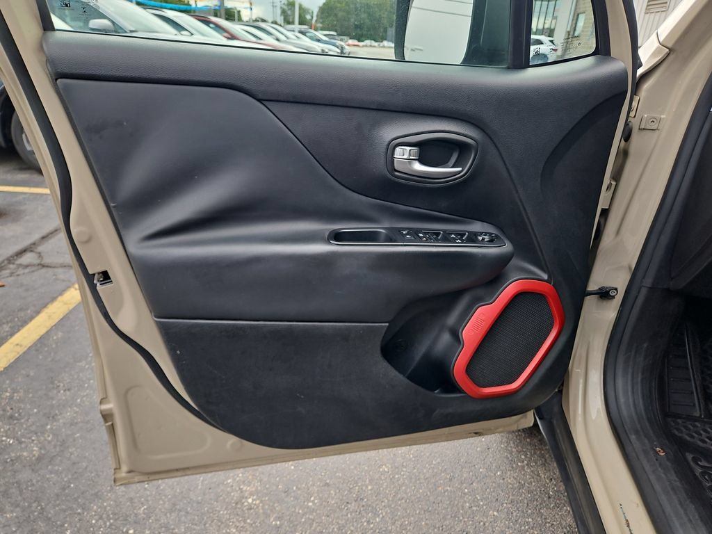 Used 2016 Jeep Renegade Trailhawk AWD/4WD image 23
