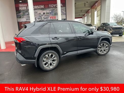 Used 2022 Toyota RAV4 XLE Premium image 8