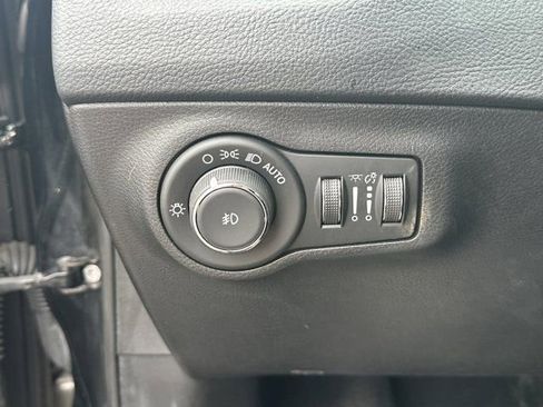 Used 2019 Jeep Compass Latitude FWD image 28